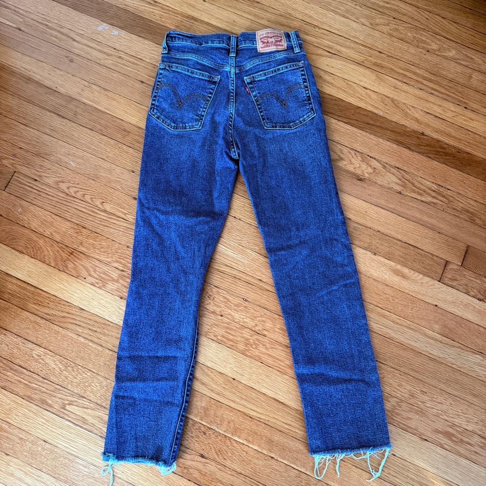 Levi’s Wedgie Straight Size 26 Distressed Raw Hem High Rise Jeans - Picture 2 of 8